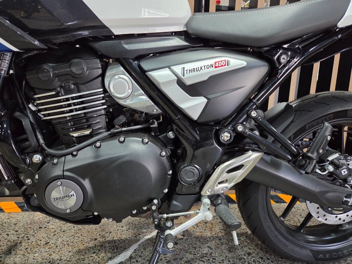 2026 Triumph THRUXTON 400 PEARL WHITE METALLIC