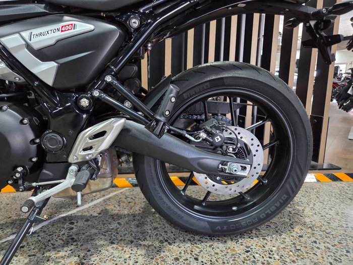 2026 Triumph THRUXTON 400 PEARL WHITE METALLIC