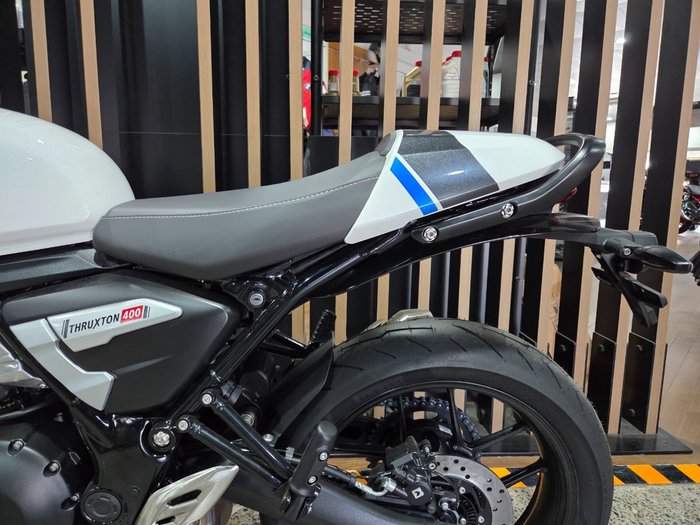 2026 Triumph THRUXTON 400 PEARL WHITE METALLIC