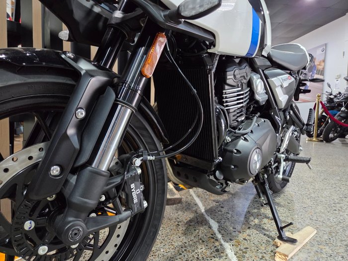 2026 Triumph THRUXTON 400 PEARL WHITE METALLIC