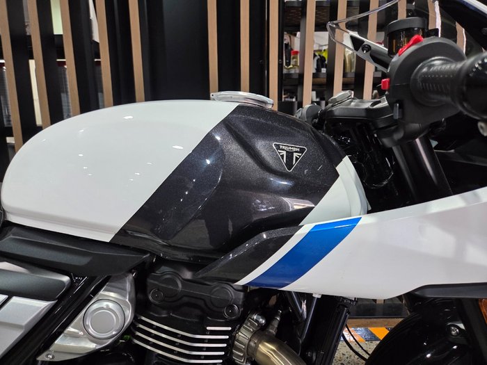 2026 Triumph THRUXTON 400 PEARL WHITE METALLIC