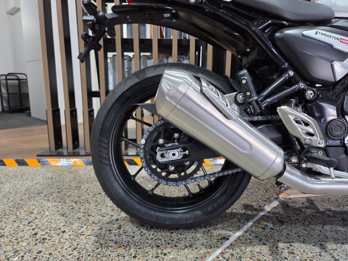 2026 Triumph THRUXTON 400 PEARL WHITE METALLIC