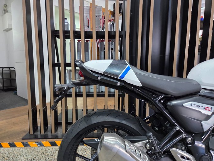 2026 Triumph THRUXTON 400 PEARL WHITE METALLIC
