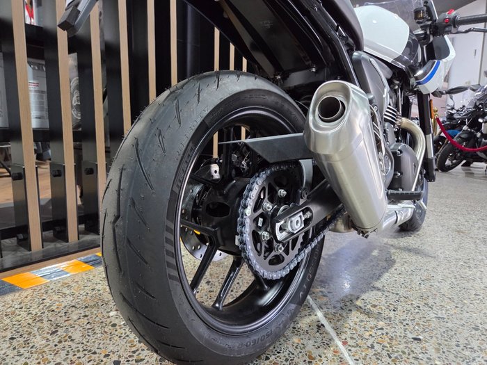 2026 Triumph THRUXTON 400 PEARL WHITE METALLIC