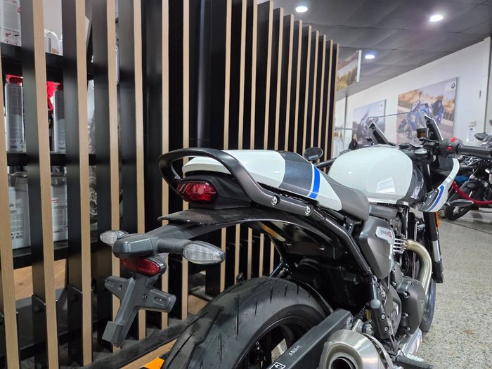 2026 Triumph THRUXTON 400 PEARL WHITE METALLIC