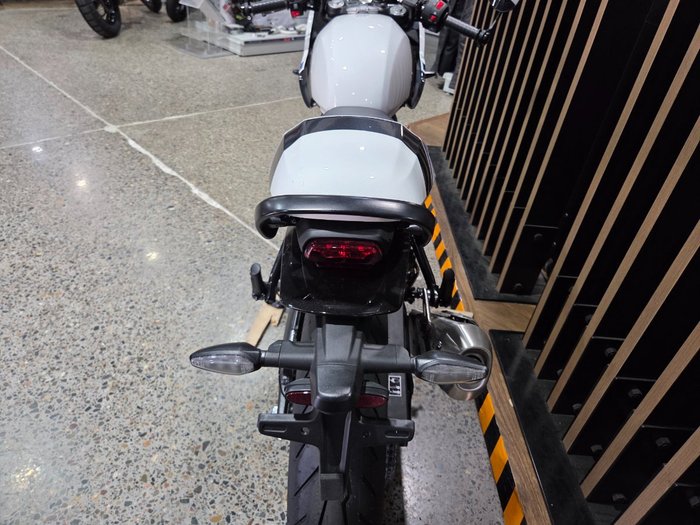 2026 Triumph THRUXTON 400 PEARL WHITE METALLIC
