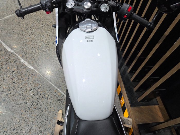 2026 Triumph THRUXTON 400 PEARL WHITE METALLIC