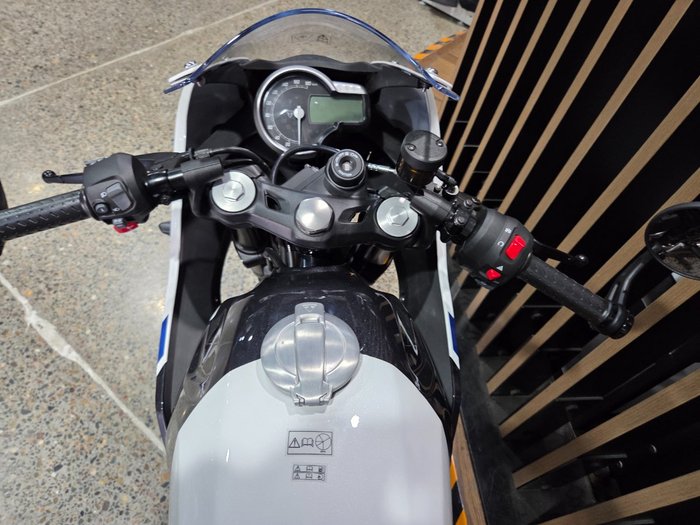 2026 Triumph THRUXTON 400 PEARL WHITE METALLIC