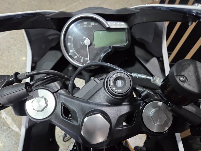 2026 Triumph THRUXTON 400 PEARL WHITE METALLIC