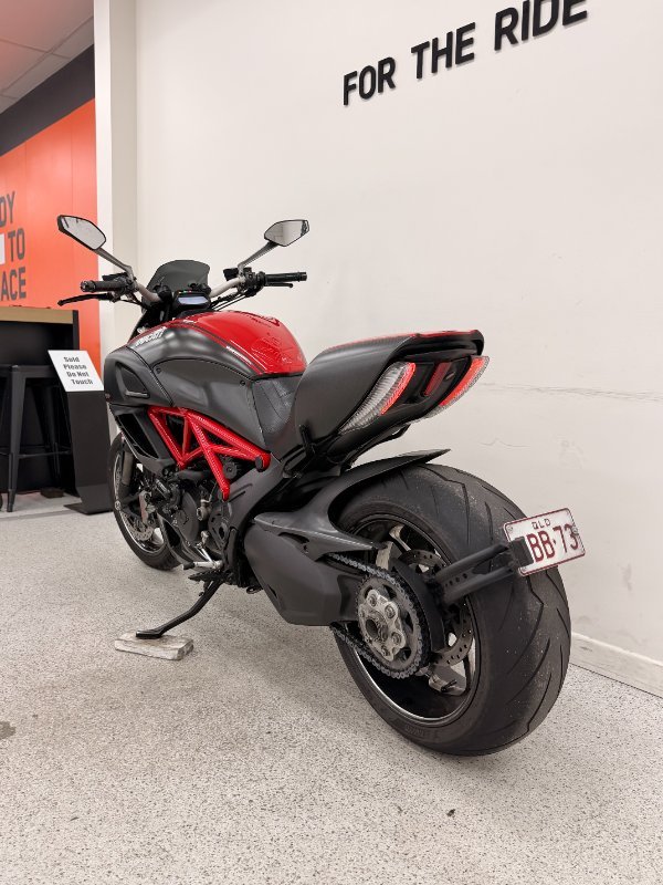 2012 DUCATI DIAVEL CARBON Red