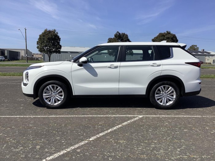 2024 Mitsubishi Outlander ES