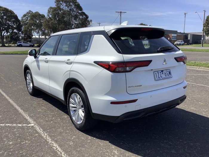 2024 Mitsubishi Outlander ES