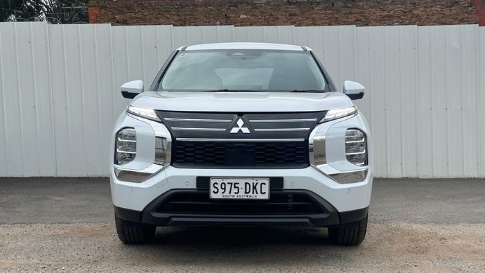 2025 Mitsubishi Outlander ES