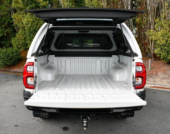2025 Toyota Hilux SR5 48V