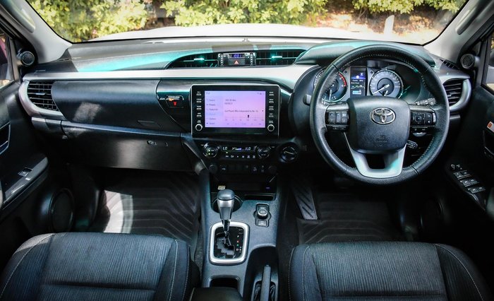 2025 Toyota Hilux SR5 48V