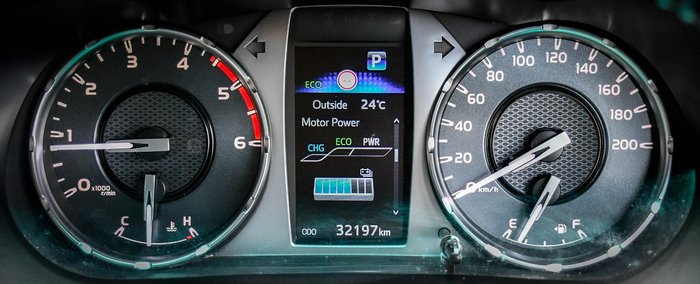 2025 Toyota Hilux SR5 48V