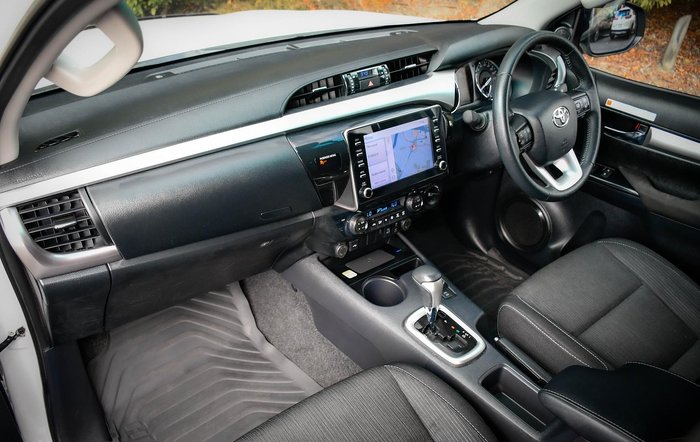 2025 Toyota Hilux SR5 48V