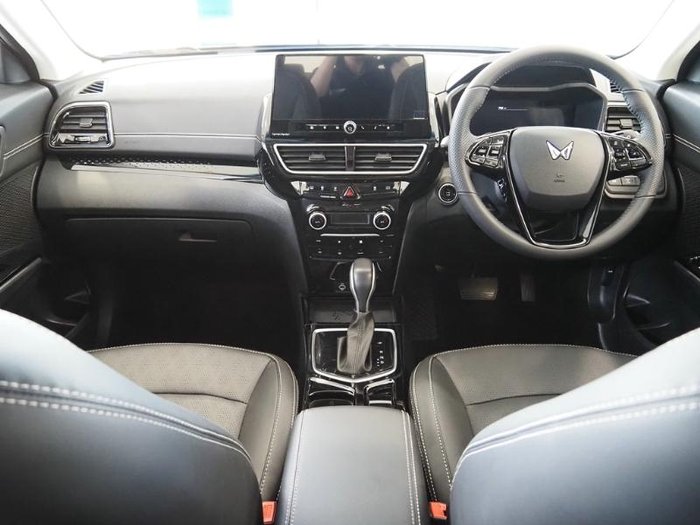 2025 Mahindra XUV3XO AX7L Anniversary Edition