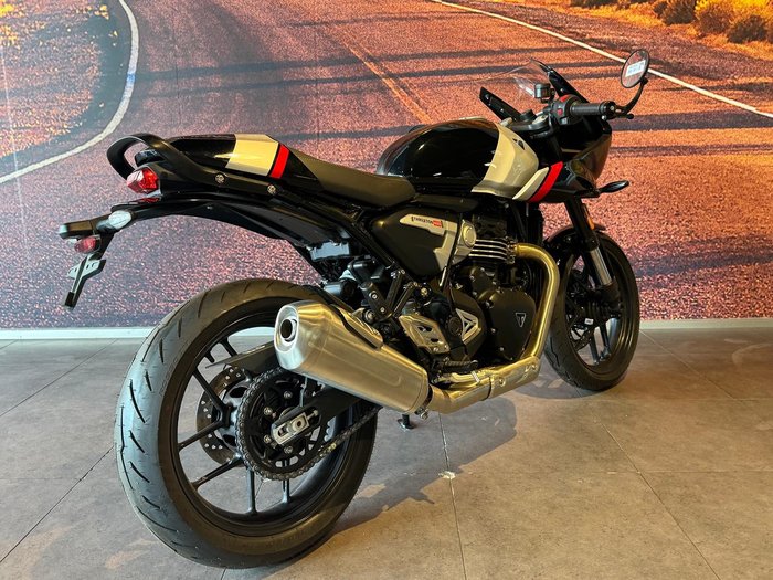 2026 Triumph Thruxton 400 Thruxton Black