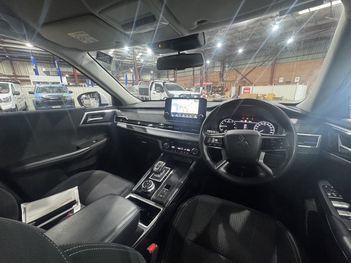 2023 Mitsubishi Outlander LS