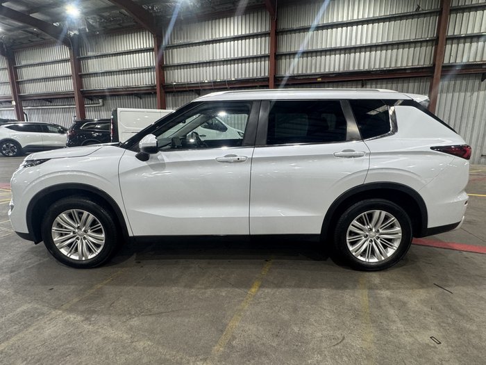 2023 Mitsubishi Outlander LS