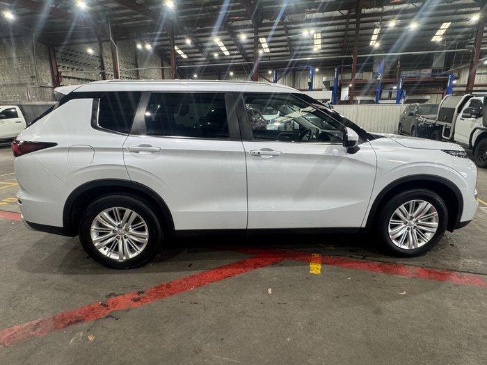 2023 Mitsubishi Outlander LS