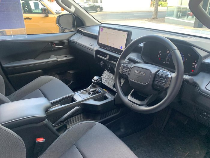 2025 Toyota Hilux SR