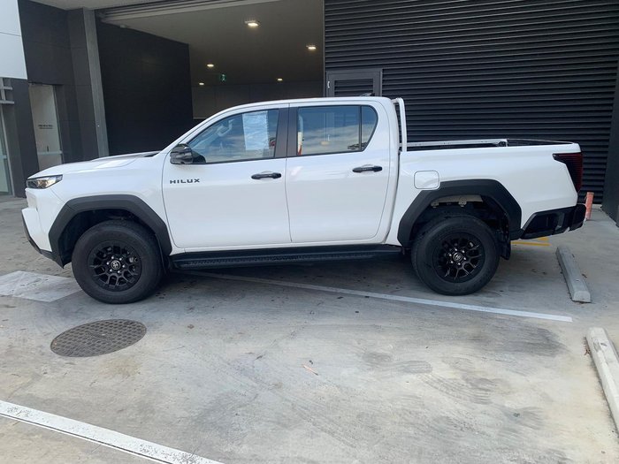 2025 Toyota Hilux SR