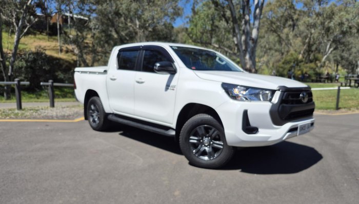 2023 Toyota Hilux SR