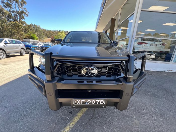 2025 Toyota Hilux SR5 48V