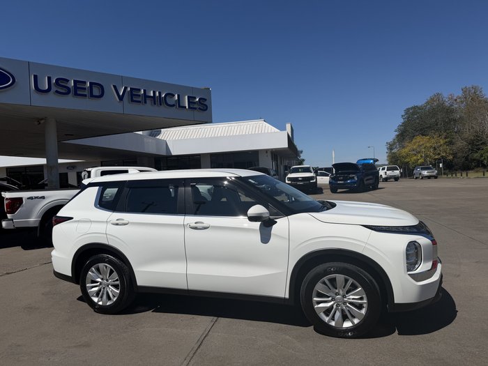 2026 Mitsubishi Outlander ES