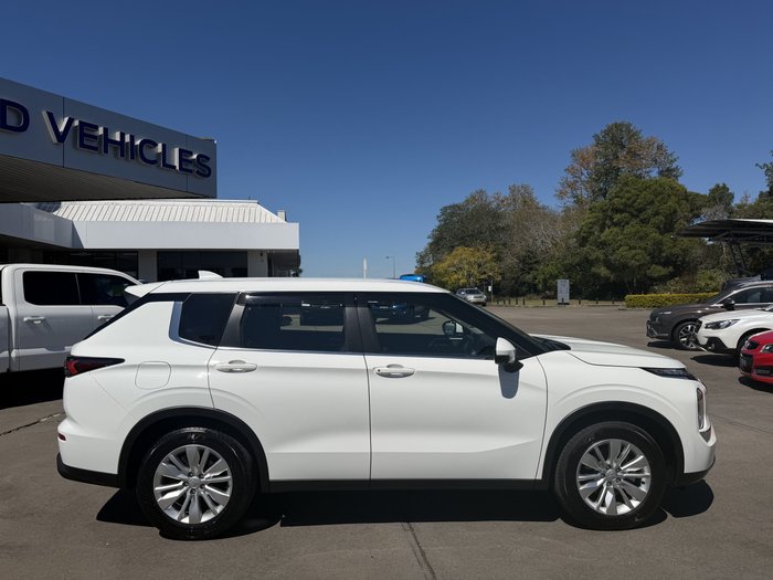 2026 Mitsubishi Outlander ES