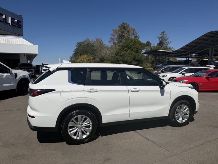 2026 Mitsubishi Outlander ES