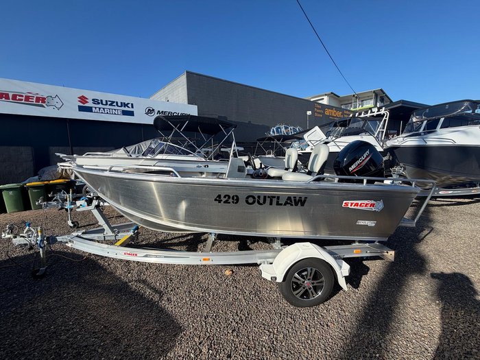 2026 Stacer 429 Outlaw Side Console
