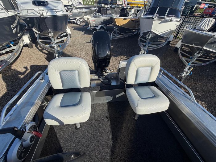 2026 Stacer 429 Outlaw Side Console
