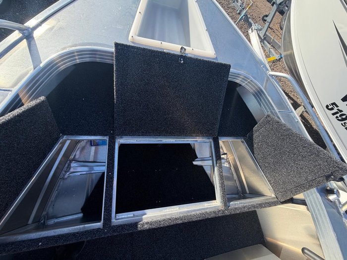 2026 Stacer 429 Outlaw Side Console
