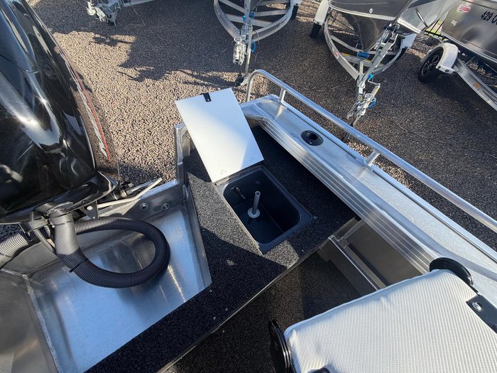 2026 Stacer 429 Outlaw Side Console
