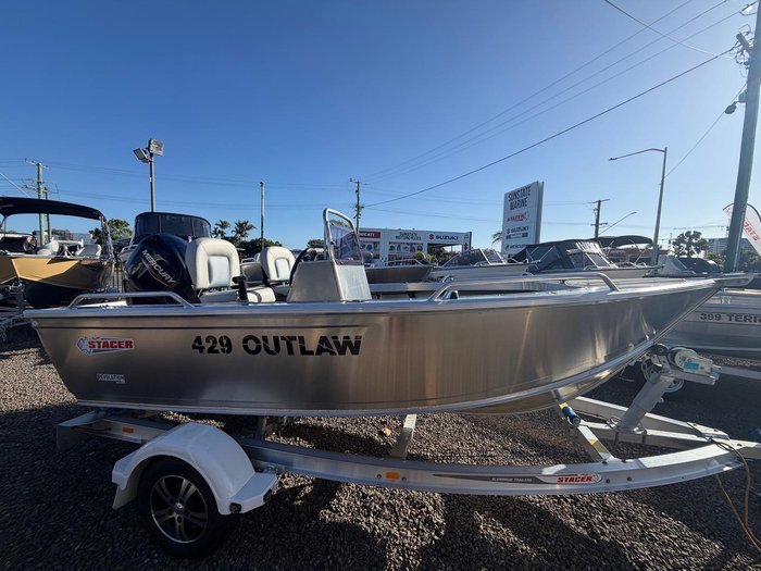2026 Stacer 429 Outlaw Side Console
