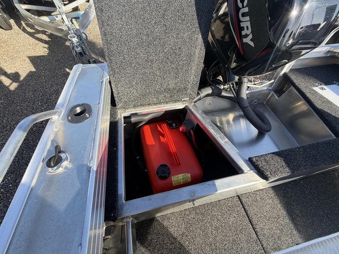 2026 Stacer 429 Outlaw Side Console