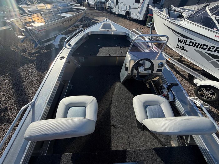 2026 Stacer 429 Outlaw Side Console