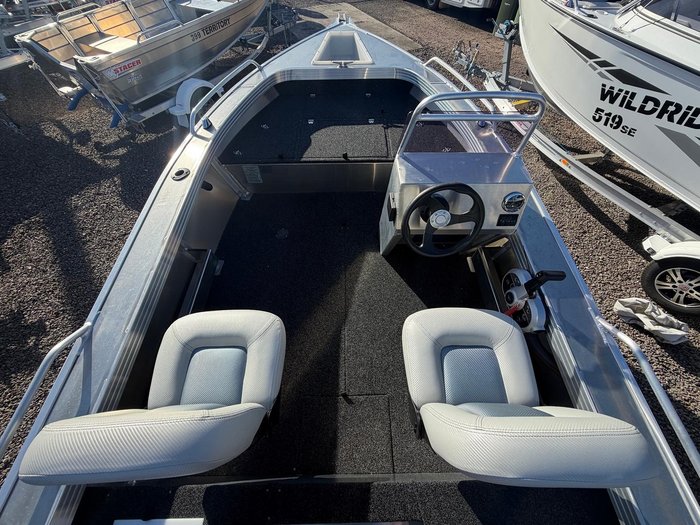 2026 Stacer 429 Outlaw Side Console