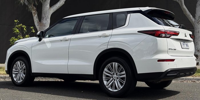 2023 Mitsubishi Outlander ES