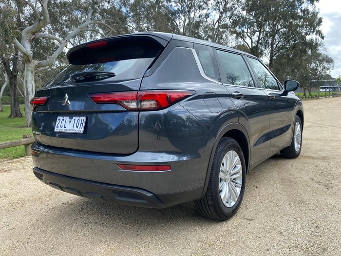 2025 Mitsubishi Outlander ES