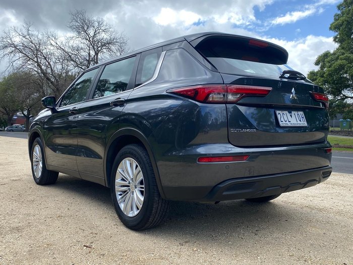 2025 Mitsubishi Outlander ES