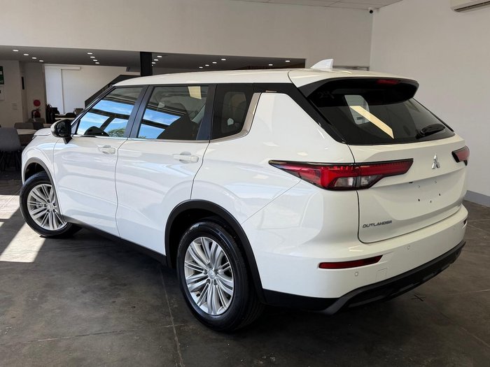 2024 Mitsubishi Outlander ES