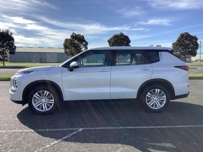 2023 Mitsubishi Outlander ES