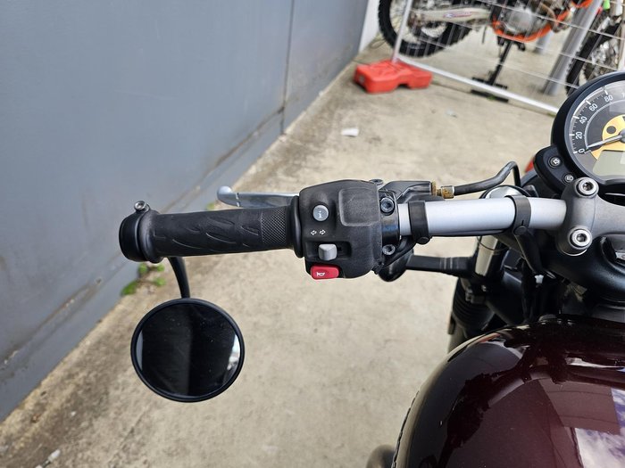 2018 Triumph Bonneville Bobber Bobber Burgundy