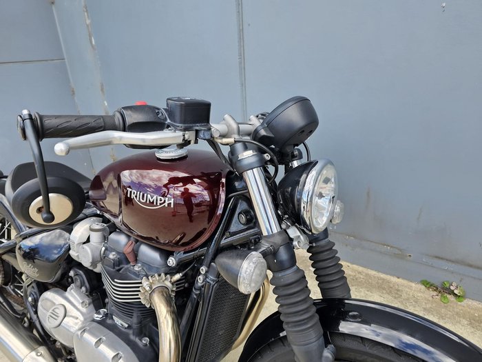 2018 Triumph Bonneville Bobber Bobber Burgundy
