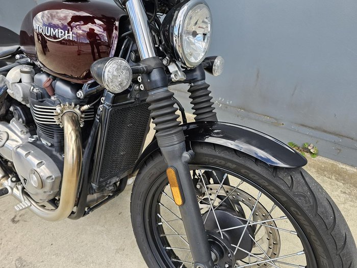 2018 Triumph Bonneville Bobber Bobber Burgundy