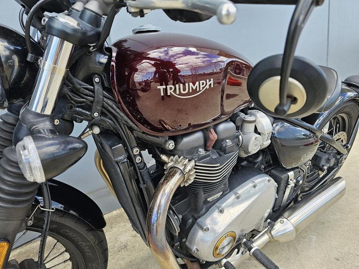 2018 Triumph Bonneville Bobber Bobber Burgundy